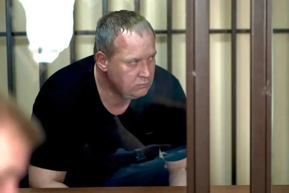 Суд оставил главу челябинского УЖКХ Храмцова в СИЗО до конца мая Челябинский областной суд отклонил жалобу защиты и оставил начальника управления ЖКХ городской администрации Вадима Храмцова в следственном изоляторе Чиновник обвиняемый по статье о злоупотреблении полномочиями пробудет под стражей как минимум до 28 мая 2026 года Такое решение приняла апелляционная инстанция сообщили в пресс службе суда Адвокаты Храмцова пытались смягчить меру пресечения и предлагали альтернативу домашний арест или денежный залог в размере 500 тысяч рублей Однако суд не нашел оснований для этого и поддержал доводы обвинения Постановление Тракторозаводского райсуда от 29 марта 2026 года вступило в законную силу По версии следствия Вадим Храмцов вместе с бывшим вице мэром Александром Астаховым злоупотребили служебным положением при заключении договоров между муниципальным предприятием ПОВВ и частной фирмой В результате этих действий бюджету был нанесен ущерб более 180 миллионов рублей
