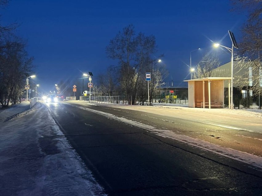 Освещение установили на девяти зебрах в селе Смоленка Освещение оборудовали на всех девяти пешеходных переходах на дороге Смоленка Карповка Работы по подключению были завершены 15 декабря По словам и о вице премьера правительства Забайкалья Вячеслава Кулакова на Прямой разговор 12 с губернатором Забайкалья Александром Осиповым поступило 26 жалоб на отсутствие освещения в микрорайоне Добротном Теперь фонари горят на протяжении километра начиная от новой школы Кроме того освещение появилось на некоторых участках дороги Смоленка Карповка Работы по установке уличных фонарей продолжаются Капитальный ремонт дороги начнётся в 2026 году Фото ГКУ Забавтодор ChitaMedia Забайкальский край