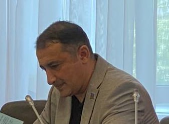 «Я знал, что ничего не найдут». Депутат Таги-заде считает, что дума незаконно наказала его за сравнение ХМАО с исторической родиной мигрантов. Его лишили зарплаты и должности зампреда комитета – парламент вынес это решение до окончания прокурорской проверки, которая в итоге не нашла признаков экстремизма. «Я говорил, но никто не слушал. Это все незаконно. Это нарушение конституционных норм. Это опасный прецедент, что можно на орган власти создать такое давление. Облить человека с ног до головы грязью, и потом еще на законодательном уровне принимать меры ответственности», — отметил Таги-заде в беседе с ПиГ. По его мнению, окружная дума, вынеся такое решение, не учла интересы избирателей: «Я же депутат, я представляю интересы жителей. Мне оценку могут дать только мои избиратели. Получается, что интересами мегионцев просто пренебрегли». Таги-заде добавил, что его «грубо прервали, поэтому фраза оказалась вырванной из контекста». Парламентарий уточнил, что пока не определился, будет ли оспаривать меры, которые предприняли в его отношении коллеги по думе. «Сейчас я просто хочу отдохнуть от этого дурдома. Полтора месяца это все длилось. Я пока не готов это комментировать», — подытожил он. Главный политический канал Урала