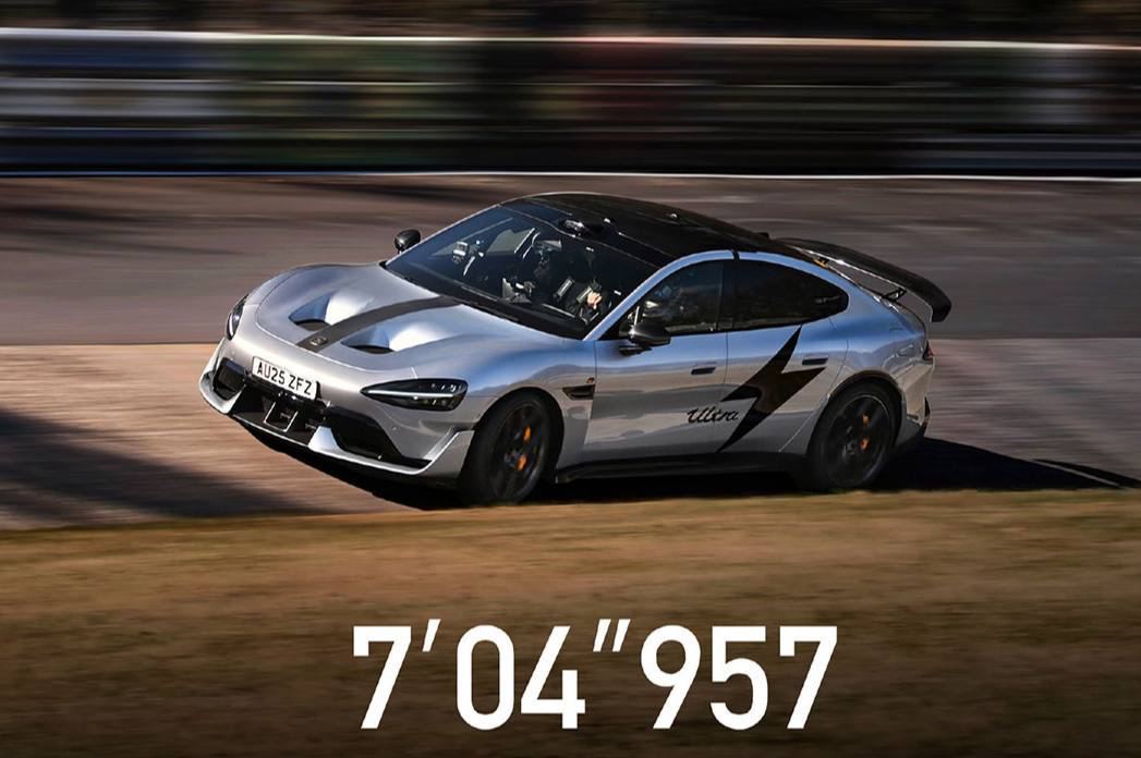 Электромобиль от Xiaomi обходит Porsche: SU7 Ultra устанавливает рекорд Электрокар Xiaomi SU7 Ultra превзошёл мировой рекорд на Нюрбургринге, завершив круг за 7:05. Предыдущий лидер, Porsche Taycan Turbo GT, финишировал за 7:07. На самом быстром участке трассы SU7 Ultra разогнался до более чем 345 км/ч, став самым быстрым электромобилем в мире. ———————————————— - Канал про тренды из мира IT, технологий, нейросетей и бизнеса.