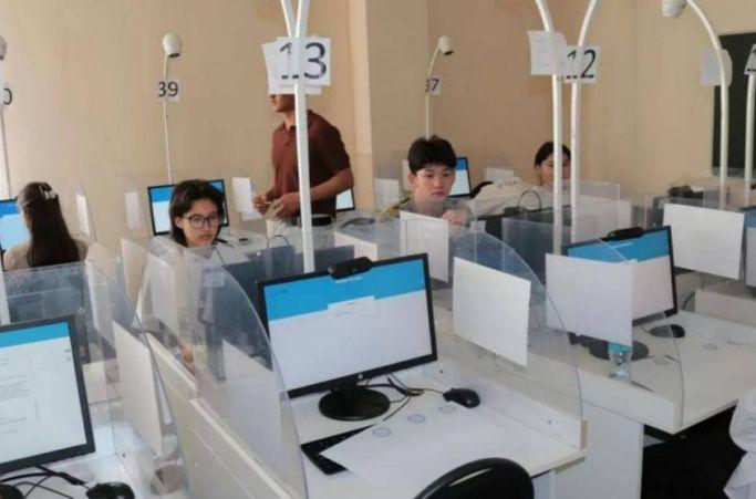 Около 28 тысяч абитуриентов Казахстана участвуют в августовском ЕНТ  В Казахстане стартовало августовское ЕНТ, которое продлится до 14 августа, сообщает Петропавловск.news.  На участие в тестировании приняли около 28 тысяч заявлений. Около 65% сдающих ЕНТ изъявили желание пройти тестирование на казахском языке, 35% – на русском, 89 человек – на английском языке. В первый день проведения ЕНТ сдают 2,2 тыс. человек. В августовском ЕНТ принимают участие выпускники школ и колледжей этого года и прошлых лет, кандасы  лица казахской национальности, не являющиеся гражданами РК , выпускники организаций среднего образования, обучавшихся за рубежом, студенты, желающие перевестись из творческих специальностей на другие, студенты, желающие перейти из других специальностей на педагогические направления, а также условно зачисленные в вуз студенты. Выпускники колледжей, которые планируют продолжать обучение в вузе по своей специальности на платной основе, могут поступить на обучение по итогам собеседования. При этом, прием осуществляется приемными комиссиями вузов.  Напомним, прием заявлений для участия в августовском ЕНТ осуществляли на сайте Национального центра тестирования app.testcenter.kz с 25 июля по 5 августа.