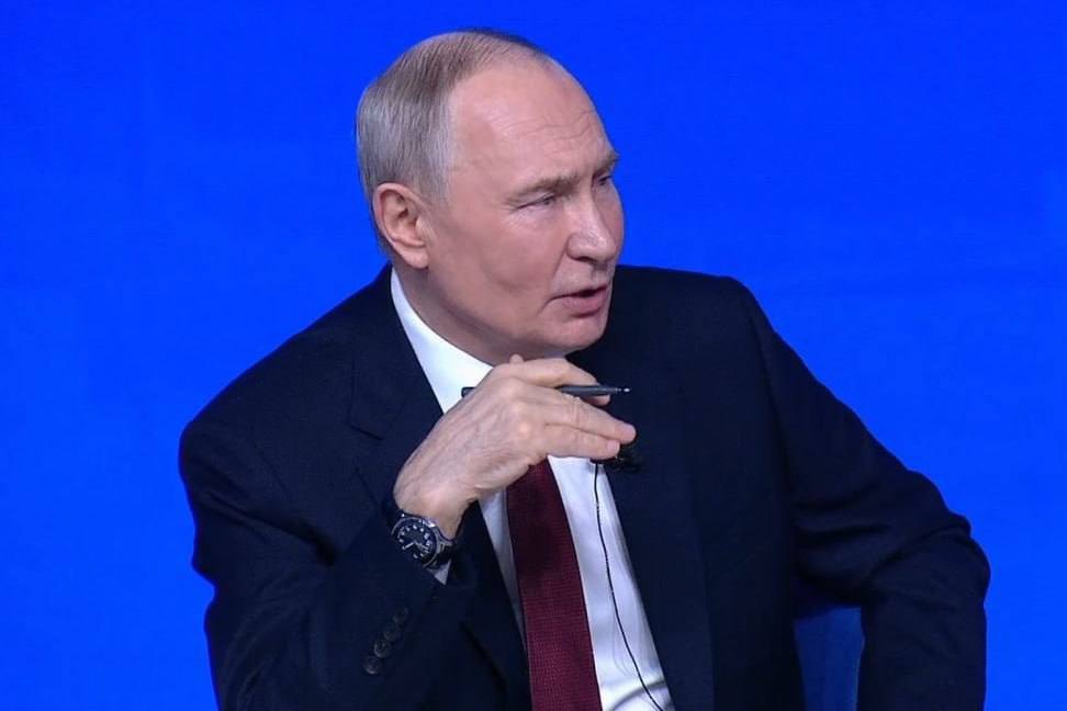 Чиновники могут не отчитываться о доходах Соответствующий закон подписал Владимир Путин Вместо этого вводится постоянный антикоррупционный контроль за доходами расходами и имущественными обязательствами Президент подписал еще ряд законов Об общении управляющих компаний с жильцами через мессенджер Max Об учете службы добровольцами на СВО при расчете пенсии О продлении до 2028 года срока исполнения региональных программ переселения граждан из аварийного жилищного фонда О продлении переходного периода на хранение оружия О дополнительной поддержке резидентов свободной экономической зоны в новых регионах О продлении процесса интеграции новых регионов в систему образования Упрощен доступ к клиническим исследованиям лекарств в стране введут единую форму информационного листка Исполнитель не будет платить штраф если оказал услугу плохо по вине заказчика Упрощена выдача лицензий на продажу алкоголя срок рассмотрения заявлений соискателей сократили до 15 рабочих дней Введены штрафы за обслуживание сим карт оформленных после самозапрета от 30 до 50 тысяч руб для должностных лиц и от 300 до 500 тысяч руб для юрлиц   Подпишитесь на Абзац TG VK Дзен MAX Rutube