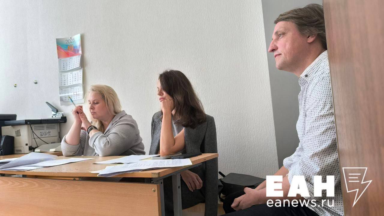 Прокурор запросил 220 часов обязательных работ для организатора БДСМ-вечеринок Станислава Словиковского  Суд над клубным деятелем продолжается в эти минуты. Сегодня у него целых два адвоката – могло бы быть и три, но первая адвокат Ткачук до сих пор находится в отпуске. Этим Словиковский хотел воспользоваться для еще одного переноса процесса, но судья отказала.  В целом, Словиковский по-прежнему ведет ту же линию защиты – все снимки с религиозной символикой не оскорбление чувств верующих, а искусство. Он не забыл напомнить и то, что сам является христианином и коллекционирует Библии. Адвокат Левина также сказала, что это дело о двойных стандартах – любой предмет можно трактовать любым образом. Также защита была возмущена появлением нового свидетеля со стороны обвинения. Им стала Мария Зуева, которая была понятой при осмотре снимков с девушками в балаклавах в социальных сетях.  Прения продолжаются.