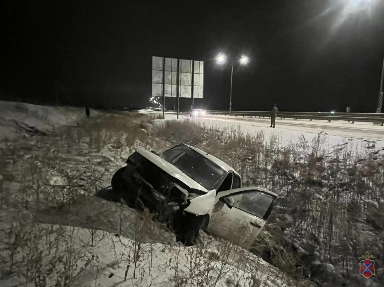 57 летний водитель погиб после опрокидывания машины в кювет под Волгоградом ДТП случилось 28 января в 5 утра в Городищенском районе Автомобилист не справился с управлением Lada Granta и машина опрокинулась на 5 километре трассы Подъезд от ФАД Р 22 Каспий к ФАД Р 260 Волгоград Каменск Шахтинский Луганск От полученных травм он скончался на месте до приезда скорой Женщина которая была на пассажирском сиденье доставлена в больницу Подписаться Перейти на сайт MAX