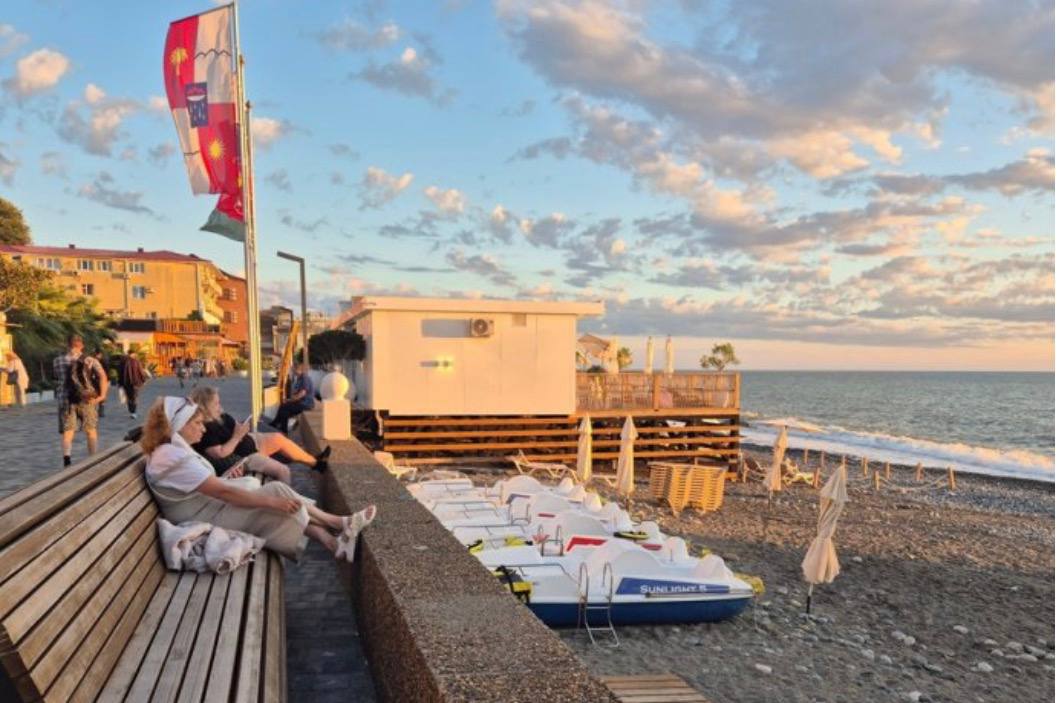 В Сочи в ноябре откроются около 30 зимних морских пляжей Во всех четырех районах Сочи традиционно в ноябре откроются около 30 зимних пляжных территорий на берегу моря вдоль основных променадов сообщил мэр курорта Андрей Прошунин Их можно будет узнать по специальным золотистым флагам Такой отличительный знак за несколько лет стал для сочинцев и гостей города гарантией качественно организованного пространства для отдыха у моря даже в прохладные месяцы сказал он Уточняется что на центральных приморских набережных будут работать киоски с горячими напитками а на спортивных площадках организованы активности По опыту прошлых лет такой вид отдыха у моря пользуется популярностью как у туристов так и у местных жителей Зимние пляжи будут открыты каждый день с 9 00 до 17 00 В эти часы для безопасности посетителей лицензированная охрана организует дежурства rgkuban