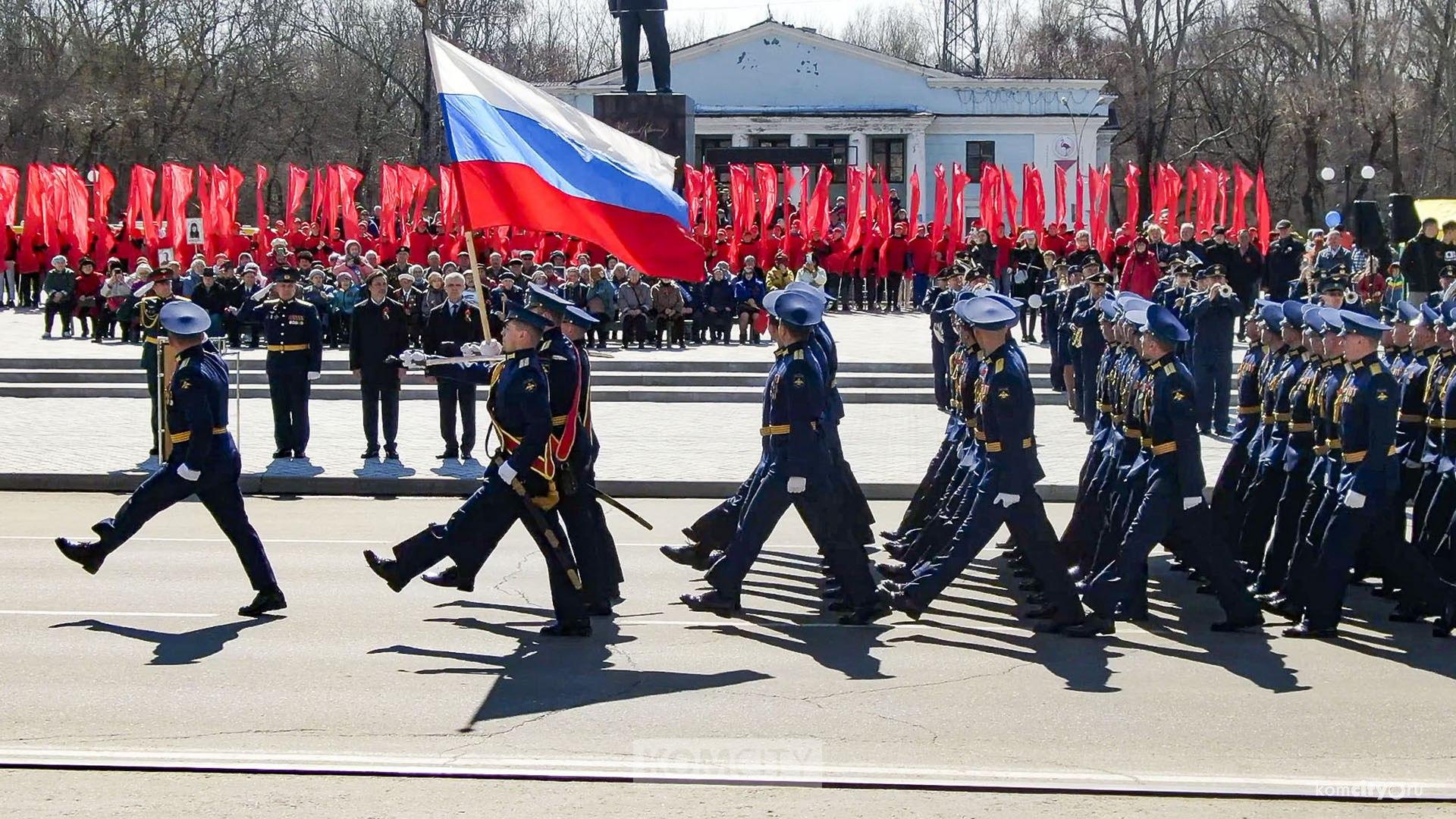 Построение военных на 9 Мая отменено, но Марш Памяти и шествие Бессмертного полка состоятся План основных праздничных мероприятий на 9 Мая откорректирован. Обычно в День Победы всё начинается с построения военных местного гарнизона — его как раз репетировали на площади Ленина в понедельник. Но теперь построение решено отменить, о причинах не сообщается. Поэтому программа немного сдвигается по времени — Марш Памяти вместе с шествием Бессмертного полка начнутся на полчаса раньше обычного, в 10 утра. Колонны пройдут по Ленина, Мира и Дзержинского до Мемориала, где в 11 состоится митинг и возложение цветов.