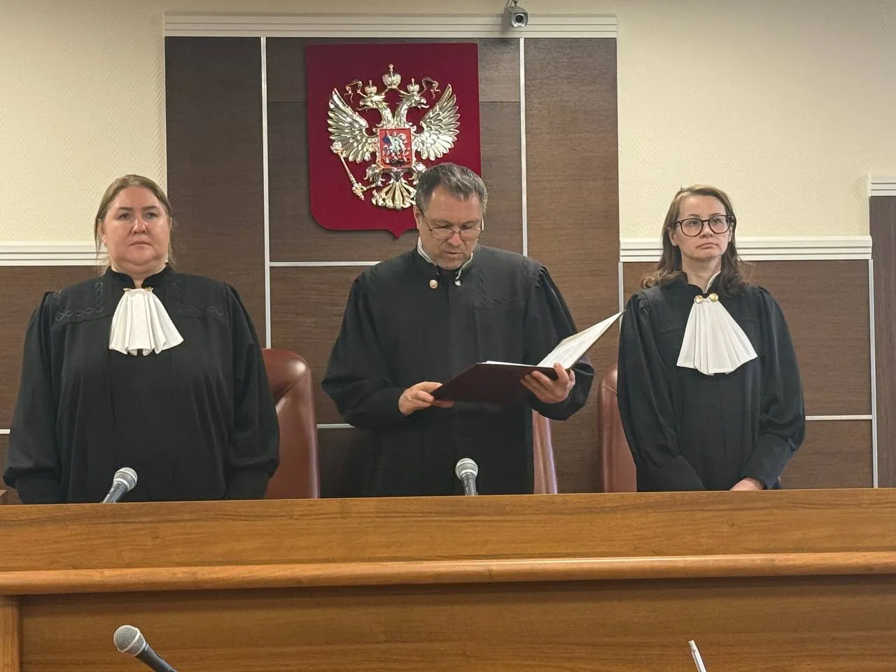 Приговором Пермского краевого суда бывший глава администрации Индустриального района города Перми приговорен к реальному лишению свободы В марте 2026 года Индустриальный районный суд города Перми признал Дмитрия Дробинина бывшего главу администрации Индустриального района Перми виновным в совершении преступлений предусмотренных ч 4 ст 33 ч 3 ст 159 УК РФ ч 3 ст 290 УК РФ назначил ему штраф в размере 1 8 млн рублей с лишением права занимать должности муниципальной службы сроком на 4 года Судом установлено что в марте апреле 2023 года Дробинин используя свое служебное положение поручил своему подчиненному заключить договор с благотворительным фондом Развитие на сумму 500000 рублей которую впоследствии обналичил и распорядился по своему усмотрению то есть похитил В сентябре 2023 года будучи главой Индустриального района Дробинин получил взятку в размере 28750 рублей за отмену демонтажа самовольно установленного павильона автомойки Рассмотрев дело в апелляционном порядке судебная коллегия по уголовным делам Пермского краевого суда изменила приговор суда первой инстанции и назначила осужденному наказание в виде 4 лет лишения свободы с отбыванием наказания в ИК общего режима с лишением права занимать должности на государственной службе и в органах местного самоуправления связанные с осуществлением функции представителя власти на срок 5 лет В остальной части приговор оставлен без изменения апелляционные жалобы без удовлетворения Отметим осужденный участвовал в судебном заседании посредством видео конференц связи так как в настоящее время находится в СИЗО по новому уголовному делу Ему инкриминируются прч 5 ст 291 УК РФ дача взятки в особо крупном размере п б ч 4 ст 158 УК РФ кража в особо крупном размере ч 4 ст 33 ч 3 ст 159 УК РФ подстрекательство к совершению преступления путем уговора мошенничество совершенное лицом с использованием своего служебного положения в крупном размере ч 3 ст 290 УК РФ получение должностным лицом взятки за незаконные действия Апелляционное определение может быть обжаловано в Седьмом кассационном суде общей юрисдикции г Челябинск