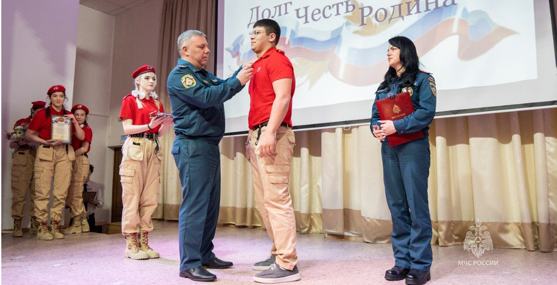 Спасал рискуя жизнью на Камчатке юноше вручили медаль За спасение на пожаре Камчатскому десятикласснику Амиру Мирошниченко вручили медаль МЧС России За спасение на пожаре Парень героически боролся за жизни бабушки и дедушки Подробности на ИА Кам 24 Нажмите для подробностей   kam24 ru news main 20260211 125381 html utm source telegram utm medium messenger