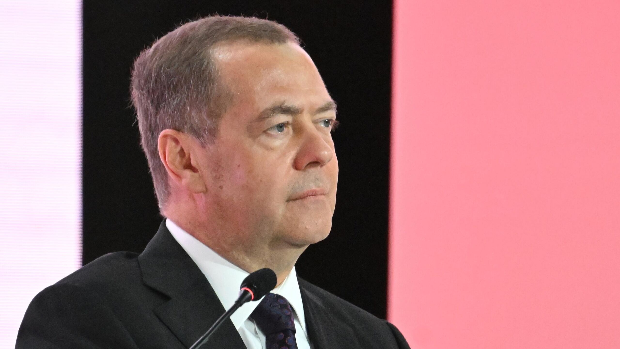 Цифровизация госуслуг в России продолжит расширяться но и возможность личного общения со специалистами МФЦ будет сохранена для тех россиян кому это необходимо заявил зампред Совбеза РФ Дмитрий Медведев Медведев в среду принял участие в форуме посвящённом 15 летию системы МФЦ по предоставлению государственных и муниципальных услуг Цифровизация госуслуг будет продолжать расширяться Но личное общение со специалистами МФЦ останется и в будущем в тех случаях когда это необходимо гражданину написал Медведев в своем канале в Max по итогам пленарной сессии форума Зампред Совбеза РФ отметил что за прошедшие годы в России удалось создать удобную простую и понятную для граждан систему и сегодня пользование МФЦ и порталом государственных услуг неотъемлемая часть повседневной жизни Кроме того Медведев написал что гордится тем что принимал активное участие в работе над созданием удобной системы государственных услуг как президент России и председатель правительства