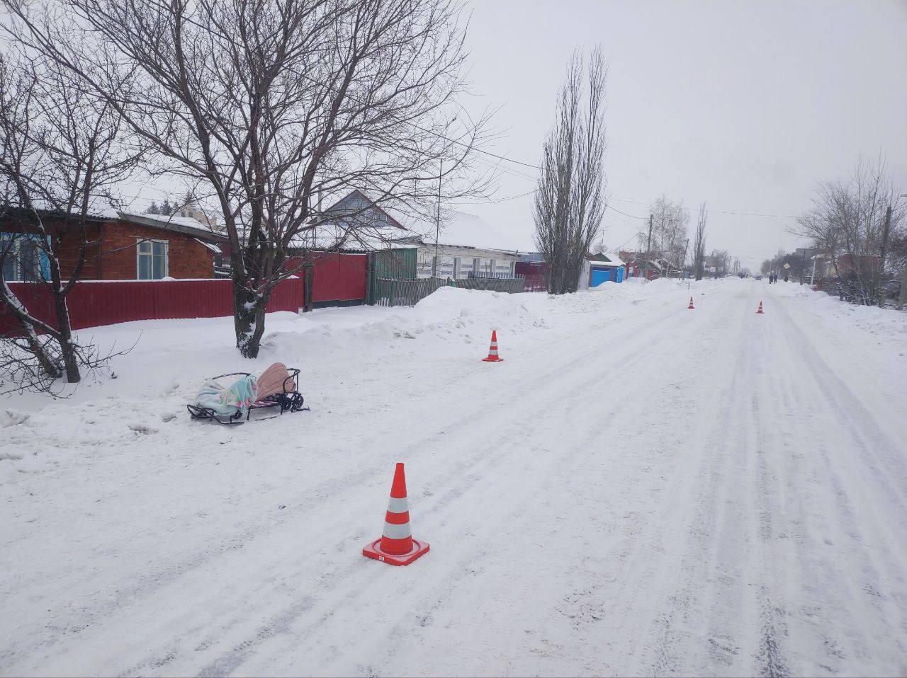 В Омской области задержали подозреваемого в смертельном ДТП   Предварительно установлено, что сегодня утром 27-летний местный житель в состоянии алкогольного опьянения, по причине предстоящего развода с супругой, управлял автомобилем ВАЗ-21120. Во время движения он допустил наезд на женщину с двухлетней девочкой на санках, которые двигались по краю проезжей части. Ребенок скончался, мама девочки находится в тяжелом состоянии.   Возбуждено уголовное дело. Мужчине грозит наказание от 5 до 12 лет лишения свободы. Ход расследования находится на контроле прокуратуры.