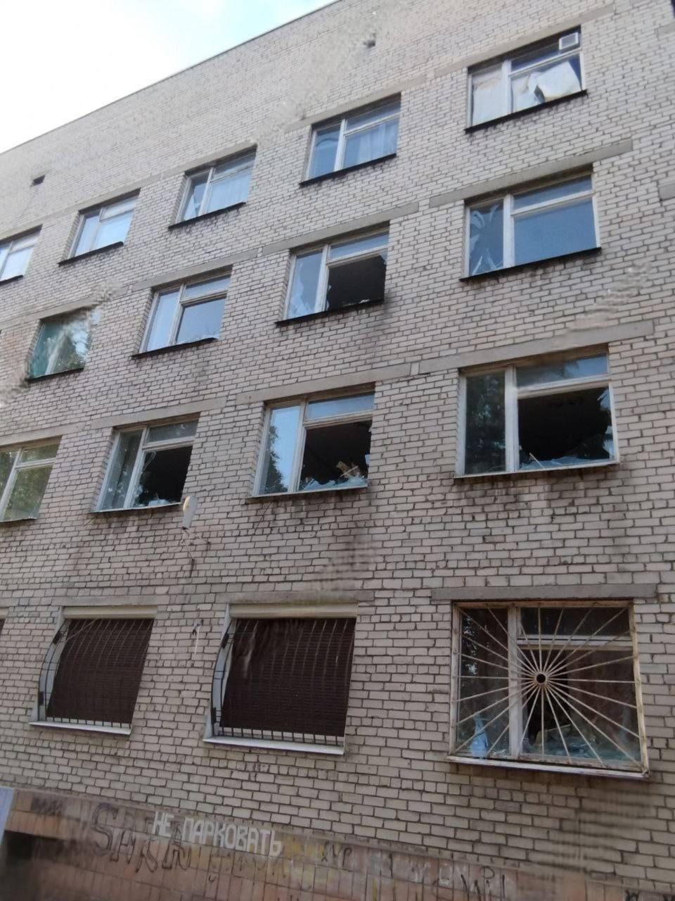 Рано утром в Кировском районе Донецка на ул. Кольцова, 25, в результате столкновения БПЛА с деревом нарушено остекление зданий Городской клинической больницы №24 и Центра первичной медико-санитарной помощи №5 Подписаться
