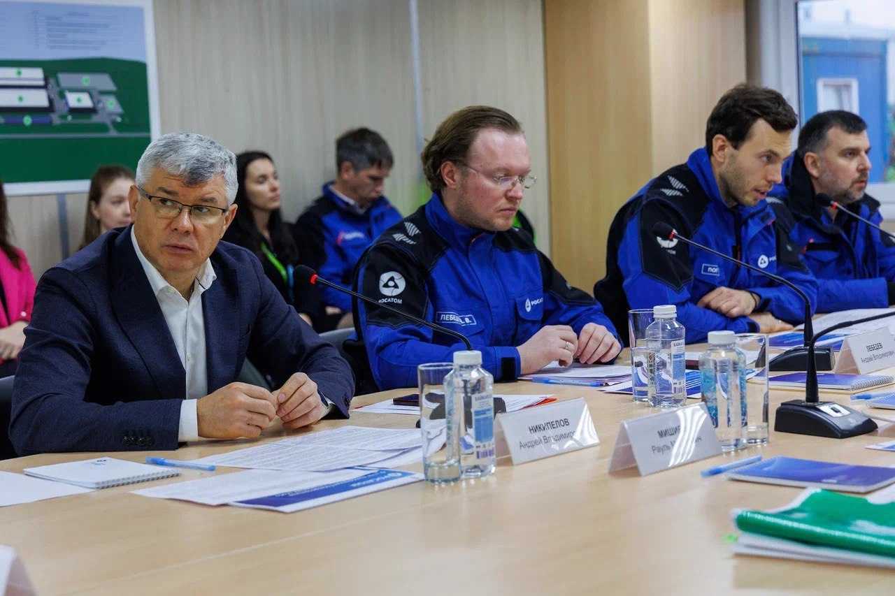 Росатом представил сенаторам результаты работы по ликвидации накопленного вреда окружающей среде Выездное заседание профильной рабочей группы Совета Федерации состоялось на полигоне промышленных отходов Красный Бор Участники осмотрели территорию полигона На объекте завершается строительство противофильтрационной эшелонированной завесы которая надёжно изолирует токсичные вещества исключая риск загрязнения акватории Балтийского моря Создана современная технологическая инфраструктура для переработки жидких и пастообразных отходов На заседании рассмотрели и другие экологические проекты Росатома в том числе на территории бывших предприятий Усольехимпром и Байкальский ЦБК в Иркутской области Андрей Никипелов заместитель генерального директора по машиностроению и индустриальным решениям Росатома Проекты Росатома по обращению с опасными промышленными отходами по многим параметрам уникальны Мы сталкиваемся с нестандартными вызовами которые носят комплексный характер как в технологической сфере где приходится иметь дело со сложными составами отходов обеспечивать максимальный уровень безопасности на всех этапах работы и укладываться в жёсткие временные рамки реализации проектов так и в нормативно правовой области Андрей Лебедев директор направления по реализации государственных и отраслевых программ в сфере экологии Росатома Мы совместно с российской наукой смогли создать инновационные решения которые сегодня составляют основу технологического суверенитета России в сфере ликвидации объектов накопленного вреда окружающей среде Это качественный прорыв Росатома который будет тиражирован при восстановлении нарушенных территорий и экосистем в России и мире Подписывайтесь на Росатом Оставляйте бусты новость ФЭО