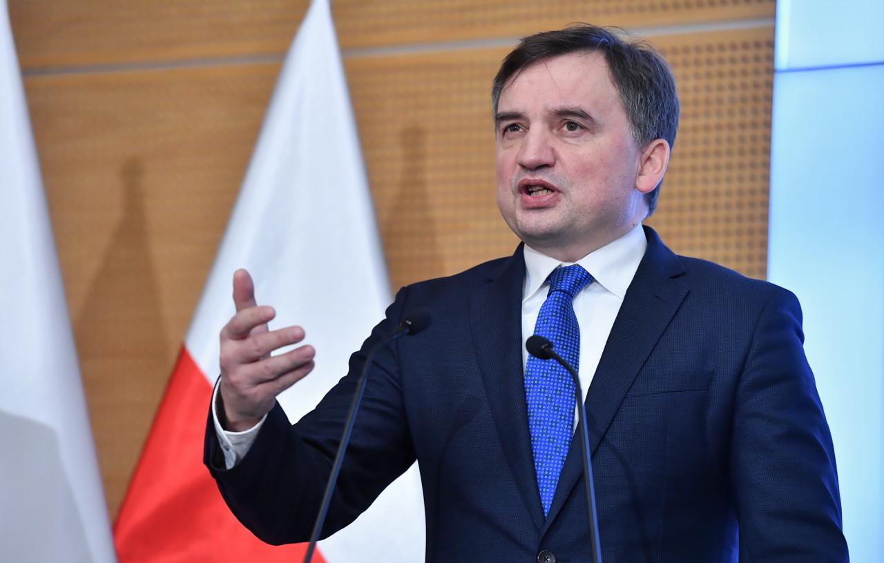 Экс министр юстиции и бывший генпрокурор Польши Збигнев Зёбро возглавлял ОПГ заявила Анна Адамяк Речь идет о злоупотреблениях при распределении средств Фонда справедливости подконтрольного Минюсту Его уставная деятельность помощь жертвам преступлений и их близким Прокурор ведущий расследование на основании собранных доказательств установил что Зёбро когда занимал должность министра юстиции создал и возглавил организованную преступную группу которая присвоила более 150 миллионов средств из Фонда юстиции разъснила пресс секретарь польского генпрокурора