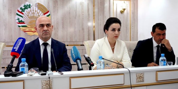 В Таджикистане сертифицировано более 21 тыс. товаров за полугодие, сообщил первый замдиректора "Таджикстандарт" Рахмоншо Мирзоён.  Большинство из них  15 тыс.  - импортные, более 4 тыс. - отечественного производства.  По слова Мирзоёна, на 102 предприятиях РТ была внедрена современная система менеджмента качества.