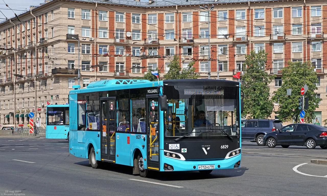 Петербург закупит еще одну партию "лазурных" на 5,7 млрд рублей  ГУП «Пассажиравтотранс» объявил аукцион на лизинг 293 автобусов большого класса. Торги стартовали 2 июня, максимальная цена контракта — 5,7 млрд рублей. Закупка осуществляется с привлечением федеральной субсидии, что позволяет сдержать рост стоимости техники — удорожание не превысит 5,3%.  Речь идет о дизельных автобусах длиной до 12,5 метров, вмещающих не менее 97 пассажиров. Поставка будет проходить поэтапно до конца 2024 года, а срок лизинга рассчитан до 31 августа 2028 года. Уже к концу текущего года в Петербург должны поступить первые 30 автобусов, а к декабрю — все 293.  Этот контракт — продолжение программы обновления автопарка, финансируемой в том числе через ГТЛК. Ранее город уже закупал 350 автобусов за 9 млрд рублей по аналогичной схеме.  В мае также прошли торги на закупку электробусов. Победителем стал МАЗ, снизивший стоимость на 40%, что позволит поставить около 100 электробусов вместо запланированных 60 в рамках выделенных 3 млрд рублей. По итогам года средний возраст подвижного состава ПАТ сократится до 3,6 лет.    Флэш Питер - подписаться