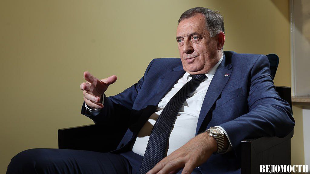 Минфин США снял санкции с главы правящего в Республике Сербской Союза независимых социал демократов Милорада Додика и его детей сообщается на сайте ведомства Также санкции сняты с организаций связанных с семьей лидера республики Додик находился под санкциями США с 2017 года В интервью Ведомостям он рассказывал что новая американская администрация отказалась от вмешательства во внутренние дела других стран в том числе входящей в Боснию и Герцеговину Республики Сербской Подпишитесь на Ведомости