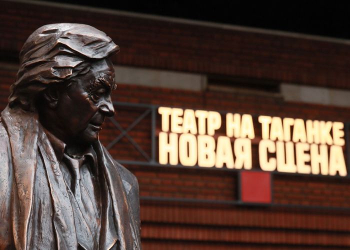Памятник основателю и бывшему худруку Театра на Таганке Юрию Любимову открыли в Москве Монумент установлен у Новой сцены театра которым руководил мастер