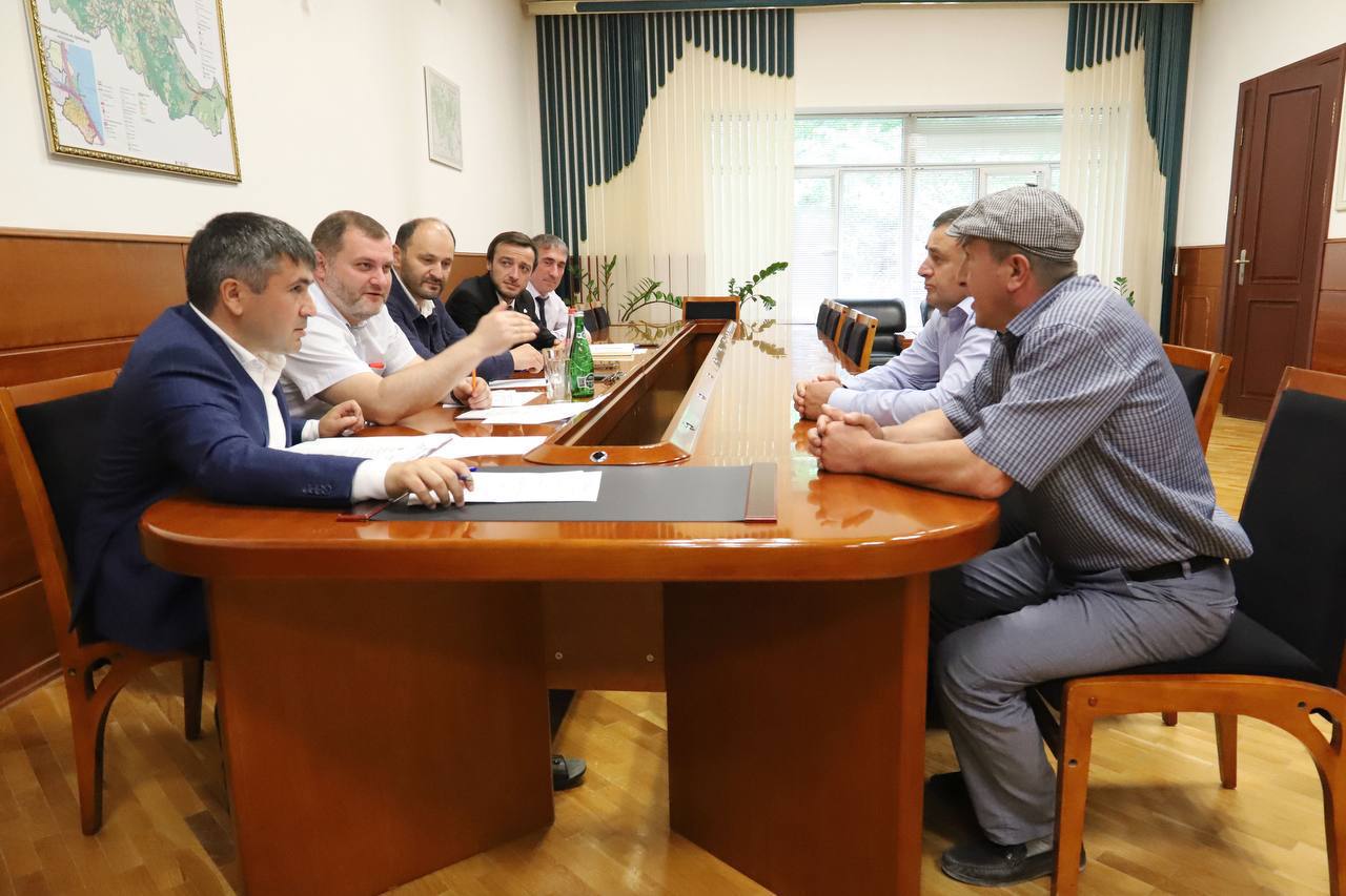 Три фельдшерско-акушерских пункта планируется капитально отремонтировать в Табасаранском районе в 2026 году Об этом 2 июня сообщил министр здравоохранения Дагестана Ярослав Глазов в ходе приема граждан, который был проведен совместно с главой муниципалитета Магомедом Курбановым. На приеме жители сел Тураг и Тинит обратились к ним с просьбой не переводить врачебные амбулатории в фельдшерско-акушерские пункты и помочь сохранить их текущий статус, а делегация из с. Кужник попросила оказать содействие в ремонте ветхого здания ФАПа. В ответ Ярослав Глазов разъяснил, что согласно требованиям Минздрава России, статус медицинского учреждения определяется в том числе численностью прикреплённого населения на врачебных участках. «Если количество жителей, закреплённых за медучреждением, составляет менее 3 тысяч, оно не может иметь статус врачебной амбулатории»,- уточнил он. Кроме того, министр сообщил, что по программе «Модернизация первичного звена здравоохранения» в 2026 году в селах Тинит, Тураг и Кужник планируется провести капитальный ремонт зданий ФАПов.