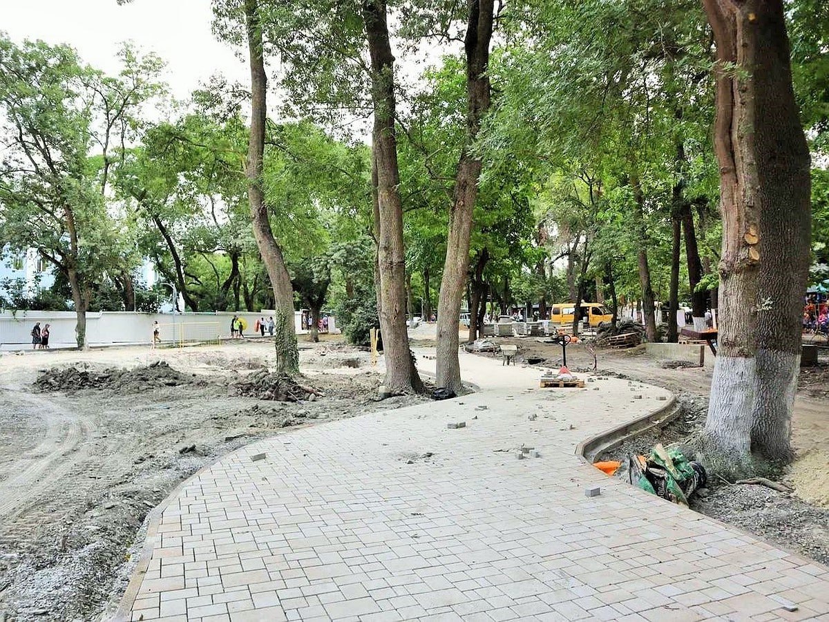 Благоустройство парка Дивный в поселке Дивноморское завершается Работы проводятся в рамках федеральной программы Формирование комфортной городской среды Готовность объекта около 95 Завершены инженерные коммуникации мощение тротуаров и укладка газона Устанавливаются опоры освещения завезены малые архитектурные формы и оборудование На следующей неделе ожидаются уличные тренажеры Площадь парка 9 тысяч квадратных метров Проект реализован при поддержке краевого бюджета его стоимость превышает 99 миллионов рублей Кубанские Новости Мы в MAX