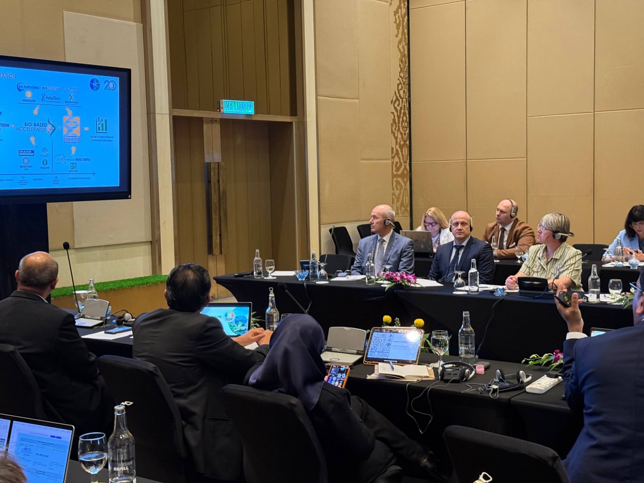 Сегодня и о ректора Сергей Глаголев и проректор по международной деятельности Руслан Лесовик принимают участие в Российско Малайзийском круглом столе по научному сотрудничеству на острове Лангкави Участие в круглом столе стало частью визита руководителей вуза на ключевые мероприятия российско малайзийского сотрудничества Уже завтра они присоединятся к заседанию совместной комиссии под председательством министра науки и высшего образования Российской Федерации Валерия Фалькова и министра высшего образования Малайзии Событие определит стратегические векторы партнёрства между двумя странами Сайт ВК Дзен ОК Абитуриентам