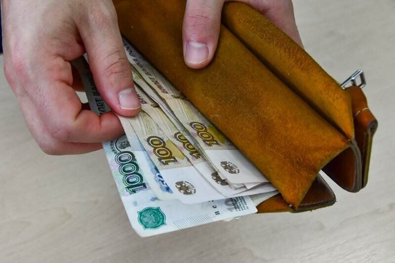 В Крыму обнаружили 350 неоформленных сотрудников пунктов выдачи популярного маркетплейса Сотрудники Федеральной налоговой службы обследовали 920 пунктов выдачи заказов самого популярного в Крыму российского маркетплейса и установили факты использования труда неоформленных работников сообщили в пресс службе ведомства В результате легализован труд 350 сотрудников вследствие чего они получили официальное трудоустройство и социальные гарантии сказано в сообщении Как отметили в налоговой службе обнаружить неоформленных сотрудников не составило большого труда Подробнее