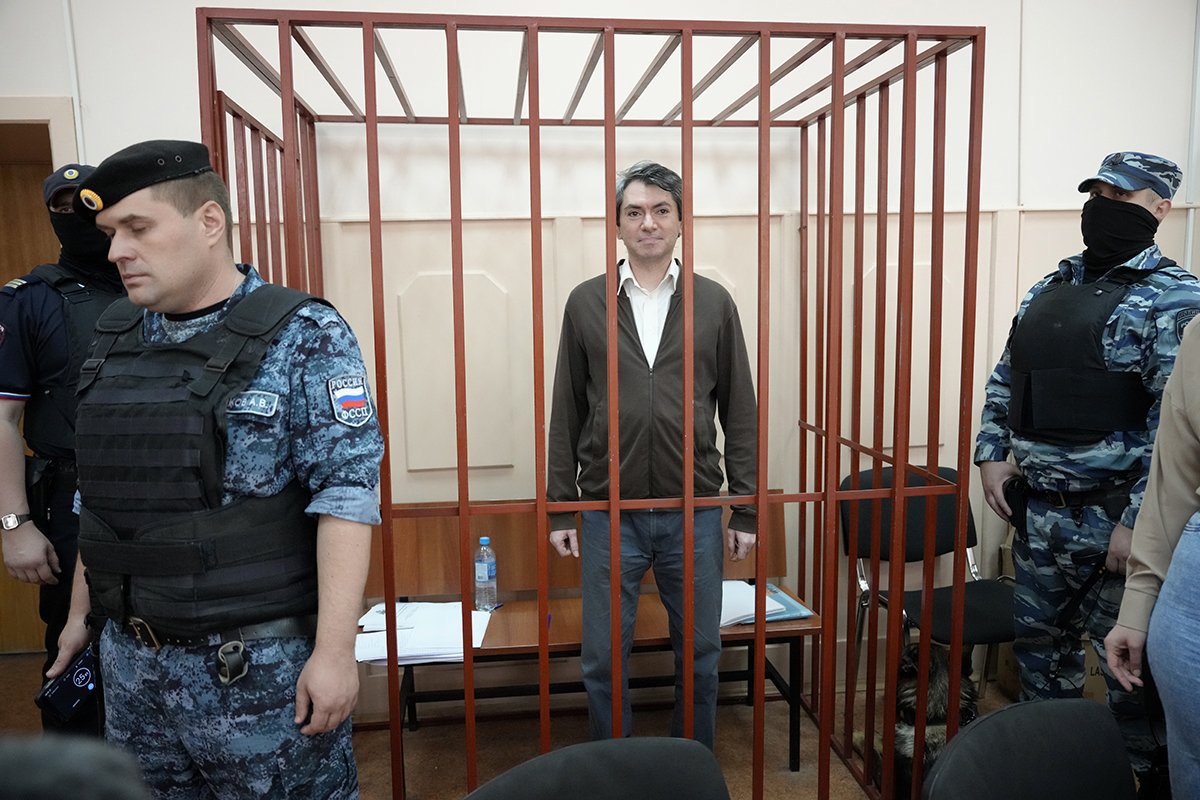 Обвинение запросило шесть лет колонии для сопредседателя движения «Голос» Григория Мельконьянца Об этом в зале Басманного суда Москвы заявила прокурор Екатерина Фролова, передала «Медиазона» со ссылкой на своего корреспондента. Мельконьянца обвиняют в организации работы «нежелательной» неправительственной организации — движения ENEMO. При этом «Голос» прекратил сотрудничество с организацией после ее внесения в «черные списки». Следствие натаивает, что «Голос» продолжил работать с ENEMO. Сам сопредседатель движения не признает свою вину, указывая на отсутствие понятных обвинений. Подробнее о том, за что преследуют Мельконьянца, — в материале «Новой-Европа» без VPN. Фото: Александр Земляниченко / AP Photo / Scanpix / LETA Подписаться на «Новую-Европа»