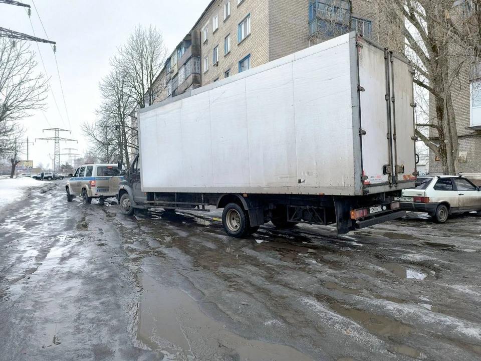 Полицейские помогли водителю грузовика в Свердловске    5 марта в Свердловске сотрудники ГИБДД вытащили застрявший грузовик «ГАЗон Next» из ямы. Водитель не смог самостоятельно справиться с ситуацией.  Патрульные использовали служебный автомобиль и буксировочный трос. Инцидент произошел в квартале 50-летия Октября.  Спасибо за оперативную помощь!