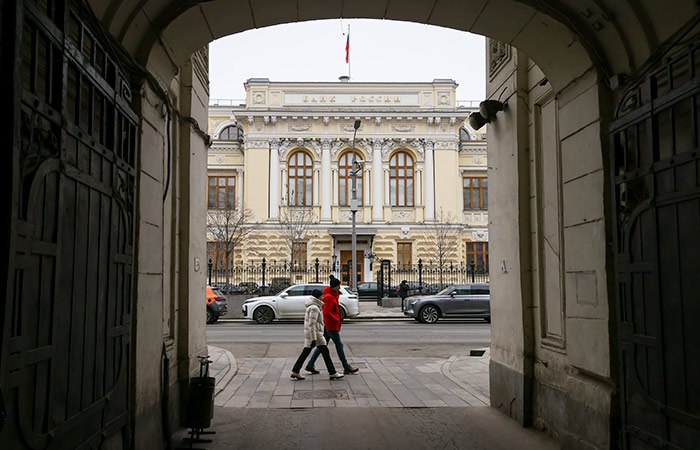 Банк России в январе мае 2026 года проведет обследование вложений поднадзорных организаций в криптовалюты и кредитование криптокомпаний говорится в материалах регулятора ЦБ планирует оценить вложения финансовых организаций в криптовалюты в том числе с целью хеджирования рисков а также проанализировать объем кредитования криптокомпаний за IV квартал 2025 года I квартал 2026 года Срок предоставления данных за IV квартал 2025 года не позднее 1 февраля 2026 года за I квартал 2026 года 1 мая 2026 года Состав участников обследования будет уточнен позже Фото Артем Геодакян ТАСС interfaxonline