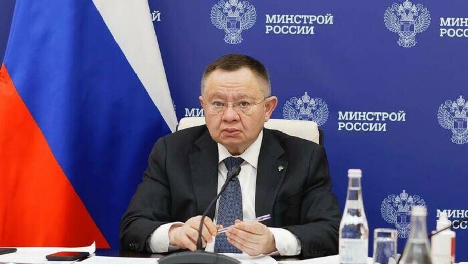 Файзуллин: строительство — ключевая задача для привлечения инвесторов в исторические регионы Создание градостроительного потенциала в Донбассе и Новороссии является ключевой задачей для привлечения инвесторов в исторические регионы. Об этом на сессии «Возрождение новых регионов России как драйвер экономического роста» Петербургского экономического форума заявил министр строительства и жилищно-коммунального хозяйства РФ Ирек Файзуллин. «Здесь для новых регионов огромное поле деятельности, тем более что регионы очень интересны для инвесторов. Мы сегодня видим, что застройщики стремятся зайти на территории, но создание градостроительного потенциала — <…> серьезная задача, и она практически в плотном взаимодействии с руководителями регионов осуществляется», — сказал он. Фото: Минстрой РФ , VK и ОК и читайте новости на нашем сайте