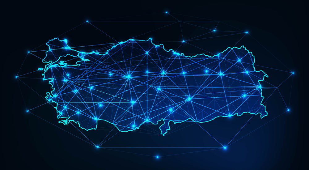 Турция наращивает экспорт высокотехнологичной продукции Экспорт высокотехнологичной продукции Турции в 2025 году составил 9 9 млрд долларов Из этого объема около 4 млрд долларов пришлось на авиационную и космическую технику следует из данных Турецкого статистического института Показатели высокотехнологичного экспорта последовательно росли в последние годы В 2021 году объем составил 6 4 млрд долларов в 2022 году 7 4 млрд в 2023 году 9 1 млрд в 2024 году 8 8 млрд а в 2025 году 9 1 млрд долларов что означает рост на 53 7 по сравнению с 2021 годом Крупнейшей статьей высокотехнологичного экспорта в прошлом году стало производство летательных и космических аппаратов объем которого превысил 4 млрд долларов За ним следуют производство компьютеров электронной и оптической продукции с показателем 3 3 млрд долларов а также базовые фармацевтические препараты и фармацевтические материалы на сумму 2 5 млрд долларов Экспорт продукции среднего и высокого технологического уровня в 2025 году увеличился на 10 6 в годовом выражении и превысил 102 млрд долларов Наибольшую долю в этой категории заняли моторные транспортные средства с объемом 38 9 млрд долларов Далее следуют производство электрического оборудования с показателем 19 8 млрд долларов машиностроение и оборудование не классифицированные отдельно на 18 57 млрд долларов а также химическая продукция и химические изделия на сумму 18 54 млрд долларов В совокупности экспорт средне и высокотехнологичной продукции Турции в 2025 году достиг 112 млрд долларов Доля экспорта обрабатывающей промышленности в общем объеме выросла до 43 5 по сравнению с 36 4 в 2021 году 36 9 в 2022 году 40 3 в 2023 году и 41 в 2024 году Будьте в курсе последних новостей с TRT на русском