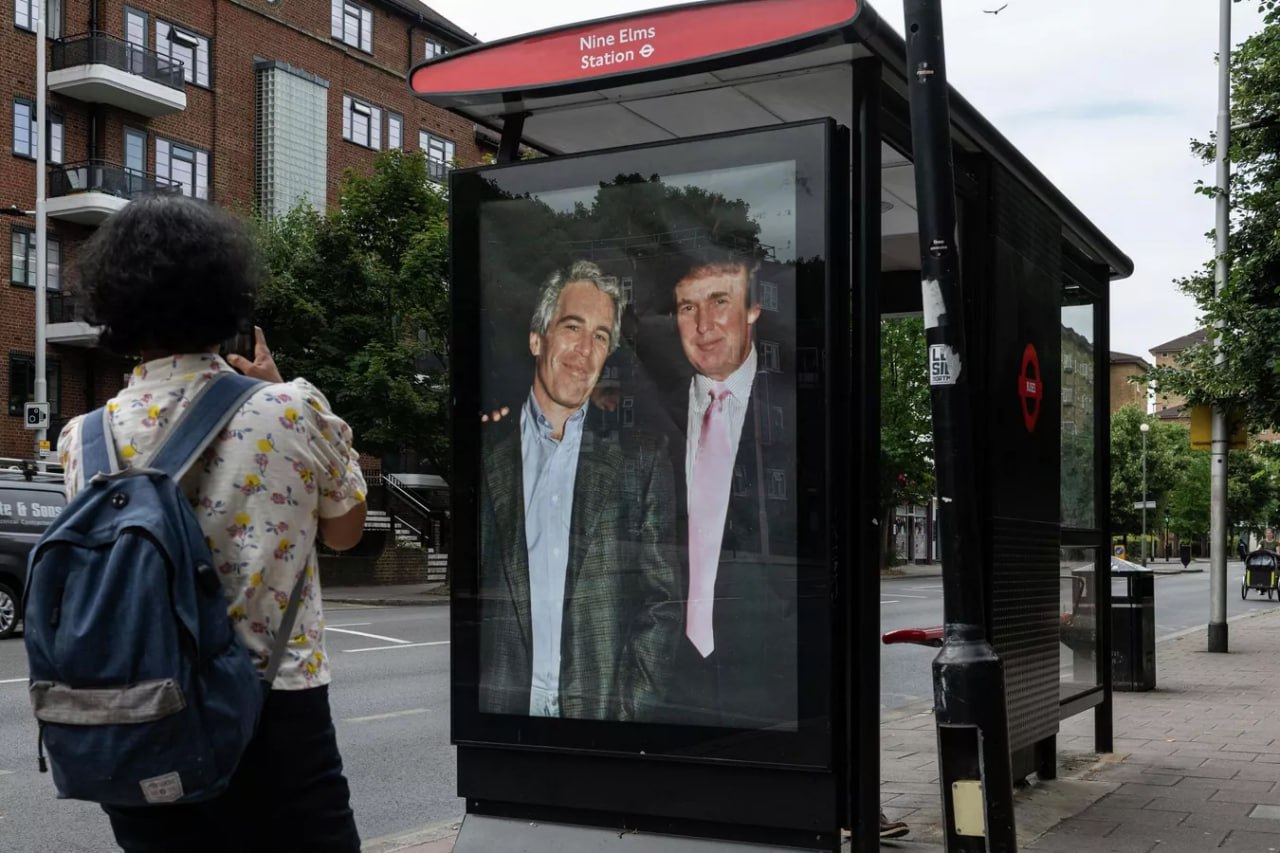 The Washington Post: Дональд Трамп в ярости из-за ошибок представителей администрации по делу финансиста Джеффри Эпштейна  По словам источников, раздражение президента США связано с «отсутствием чёткой стратегии у высших должностных лиц, которые недооценили возмущение, особенно среди электората».   Один из них признался, что Минюст и ФБР «трещат по швам».  #Трамп #Эпштейн #США