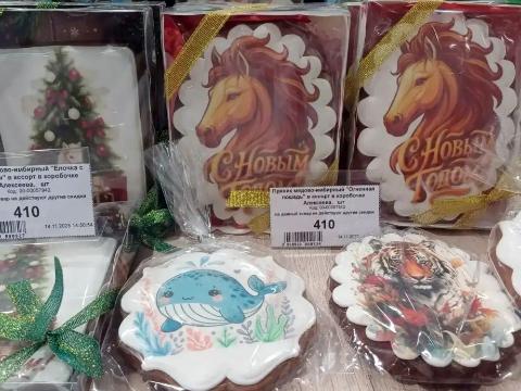 В фирменном магазине Сделано в Хабаровском крае появилась новогодняя линейка подарков и сувениров Продукция с символикой наступающего года выставлена в фирменных магазинах Сделано в Хабаровском крае в Москве и Хабаровске Покупателям предлагается широкий выбор продукции от местных товаропроизводителей продуктовые наборы джемы варенье мед чайные сборы и кофе сувениры и декор свечи деревянные статуэтки вкуснейшие имбирные пряники а также текстиль одежду и аксессуары Проект Сделано в Хабаровском крае является частью региональной политики по поддержке и продвижению местных брендов Открытие флагманского центра в Москве в 2024 году стало ключевым шагом в этом направлении