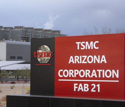 США готовят правило 1 к 1 для чипов TSMC может столкнуться с тарифным шоком WSJ Администрация президента США планирует обязать производителей полупроводников выпускать в стране столько же чипов сколько их заказчики закупают у зарубежных фабрик Несоблюдение соотношения 1 к 1 повлечет за собой огромные тарифы что ставит под угрозу TSMC и других лидеров отрасли