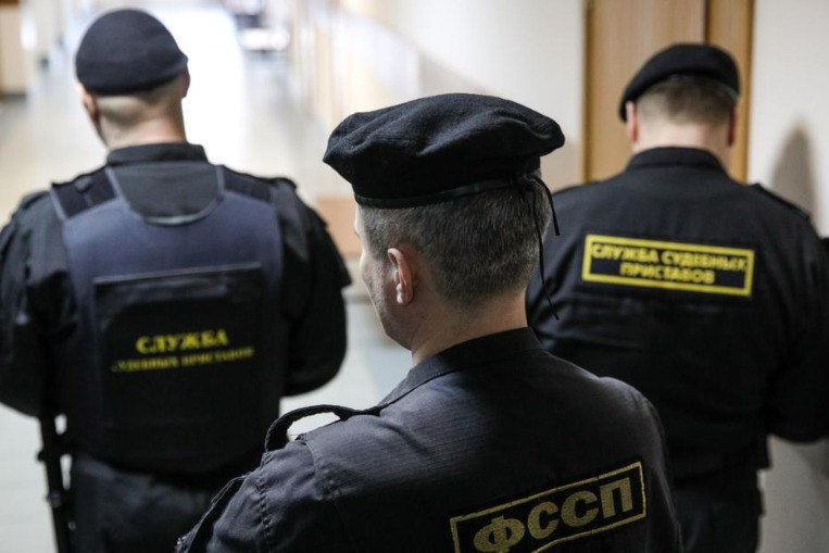 Правительство РФ поддержало приостановку взыскания долгов в зонах КТО и военного положения Правительство РФ поддержало законопроект предполагающий приостановку исполнительного производства на территориях где действуют военное положение или режим контртеррористической операции КТО Это связано с тем что должники на территориях где действует военное положение или режим КТО лишены реальной возможности погасить задолженность В законопроекте предусмотрена норма которая должна защитить взыскателей в том числе из социально уязвимых категорий Право судебных приставов приостанавливать исполнительное производство не будет распространяться на алименты возмещение вреда жизни или здоровью имущественные требования в результате коррупционных преступлений Экономика