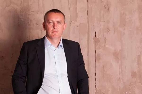 Коллеги сообщают об аресте в Москве председателя правления АО «РУМО» Андрея Горшкова. Ему инкриминировали злоупотребление полномочиями, повлекшее тяжкие последствия. Дело связано с продажей с банкротных торгов здания Научно-исследовательского института по экономике и управлению в автомобильной промышленности.