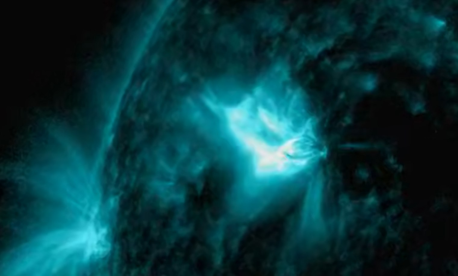 Сильные вспышки на Солнце внезапно возобновились накануне днем и активность нашей главной звезды растет сообщает Лаборатория солнечной астрономии ИКИ РАН Только сегодня с 5 до 8 утра зарегистрировано уже три вспышки уровня M они предшествуют наивысшему уровню Х и почти наверняка в ближайшие пару суток Солнце начнет пытаться пробить порог уровня X сообщают ученые Но как подчеркнули в Лаборатории солнечной астрономии ИКИ РАН пока такая активность не оказывает воздействия на Землю Остается только следить за космической погодой Вести Дон Telegram MАX