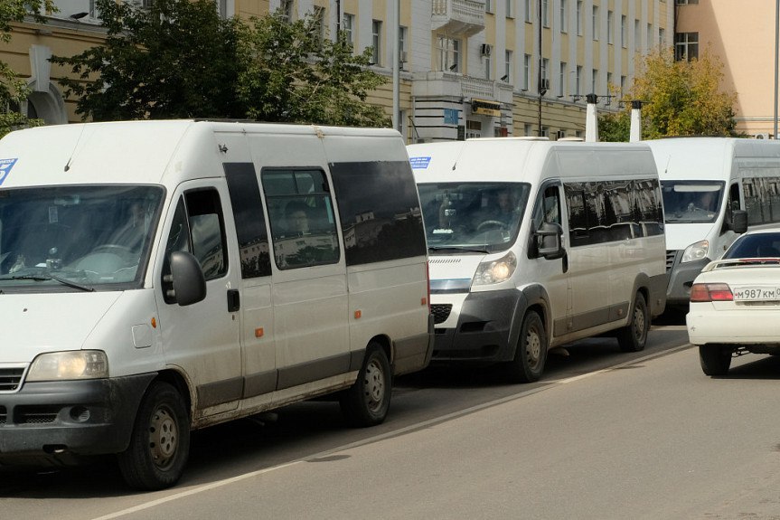 В Улан-Удэ количество маршруток продолжает сокращаться В Улан-Удэ по-прежнему идет сокращение выпуска автобусов частных перевозчиков. Происходит замещение «частников» муниципальными транспортом. В этом году в Улан-Удэ выпуск автобусов малого класса частных перевозчиков снизился на 340 единиц. Отток водителей связан с нерентабельностью пассажироперевозок. #Бурятия Подробности в «Номер один» Сообщить нам свою новость можно по кнопке: Письмо в редакцию