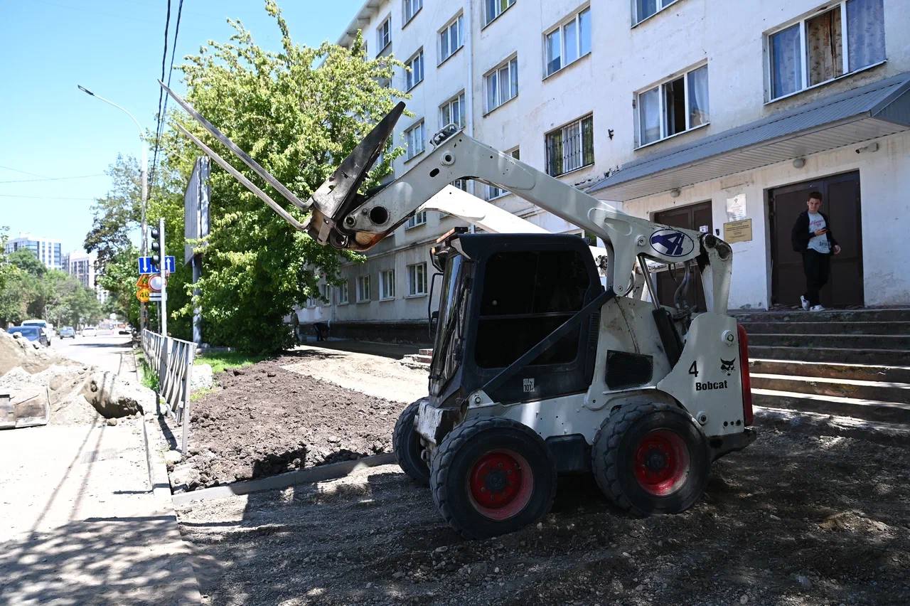 Более пяти километров дороги отремонтируют на улице Рашпилевской в Краснодаре Работы проходят в рамках программы «Развитие сети автомобильных дорог Краснодарского края». На улице Рашпилевской будет выполнен ремонт проезжей части и съездов. Также отремонтируют тротуары, частично заменят бордюры, нанесут дорожную разметку и установят дорожные знаки. Для проведения работ вводятся поэтапные временные ограничения движения транспорта на этом участке. Завершить ремонт планируется во второй половине августа. #дорогиКРД Читайте нас: Телеграм ВК Дзен