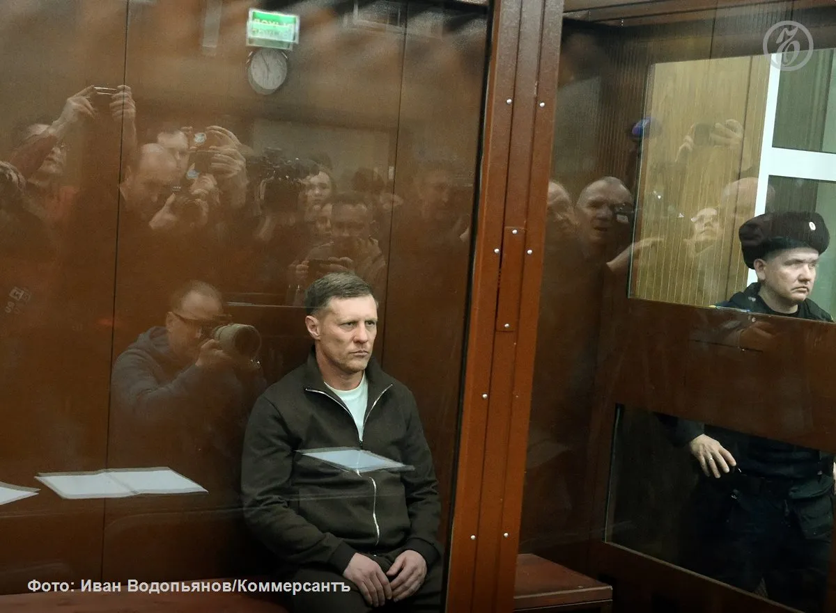 В судах столичного региона в один день были вынесены приговоры сразу двум бывшим видным деятелям игорного бизнеса экс гендиректору букмекерской компании Фонбет Сергею Анохину и совладельцу крупной компании Мелбет Игорю Ляпустину Первый обвинялся в попытке дать взятку сотруднику ФСБ за непринятие мер по нарушениям в личном бизнесе предпринимателя и получил восемь лет два месяца колонии Господин Ляпустин признан виновным в хищении у своего бывшего делового партнера значительной части бизнеса ему назначено восемь лет лишения свободы Подписывайтесь на Ъ в Telegram в MAX Оставляйте бусты