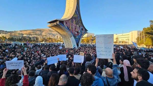 В столице Сирии, Дамаске, на площади Омейядов прошла массовая демонстрация против действий террористических группировок.  Участники протеста потребовали создания гражданской системы управления и более активного участия женщин в общественной жизни. #Сирия   Официальный канал Хезболлы