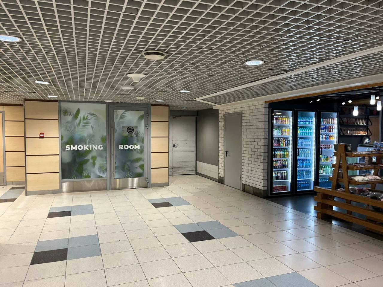 В московском аэропорту Домодедово вернули бесплатные курилки на внутренних рейсах Две из них находятся в Галерее С а третья в Галерее Д Комнаты для курения закрыли здесь во время пандемии а потом возобновили их работу только для международных рейсов Подписаться на truekpru Читать нас в MAX