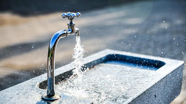18 сентября Всемирный день мониторинга качества воды Ежегодно 18 сентября начиная с 2003 года отмечается Всемирный день мониторинга воды англ World Water Monitoring Day или Всемирный день мониторинга качества воды Этот экологический праздник стал информационно образовательной программой направленной на повышение осведомлённости общества о проблемах водных ресурсов планеты и участие в их защите от загрязнения Программа предоставляет возможность людям самим осуществлять базовый мониторинг состояния местных водоёмов и проводится при поддержке Федерации водной среды и Международной водной ассоциации Традиционное мероприятие этого Дня взятие проб воды в разных водоёмах планеты для оценки её качества и безопасности для жизни людей и живых организмов Желающим предлагается провести ряд несложных тестов по определению качества воды в местных реках озёрах и других источниках а результаты опубликовать на сайте Всемирного дня мониторинга качества воды WWMD Причём тестовый период стартует 22 марта во Всемирный день воды Подробнее на Meteovesti ru вода мониторингкачестваводы