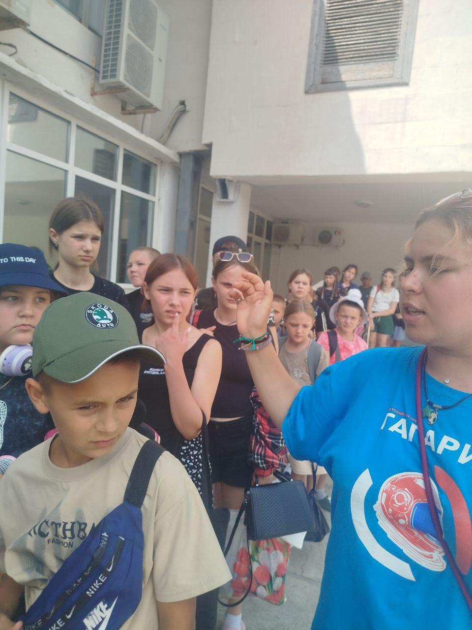 211 юных талантов из Херсонской области отправились на оздоровление в детский лагерь имени Ю.А. Гагарина в Евпатории Ребята из Алешкинского, Голопристанского, Великолепетихского и Горностаевского округов проведут здесь лето, поправят здоровье и раскроют свои способности. Их ждут солнечные пляжи Чёрного моря, спортивные соревнования, творческие мастер-классы и концерты. В лагере дети познакомятся с ребятами из других регионов, найдут новых друзей и получат незабываемые впечатления. «Это отличный шанс для наших детей не только укрепить здоровье, но и развить свои таланты», — отметила Евгения Гаврилова из Регионального центра образования.