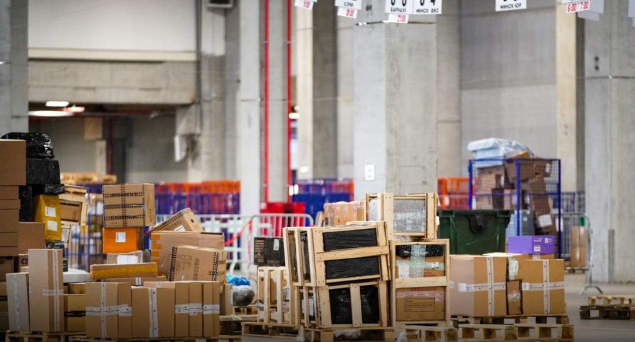 Интернет магазины стали чаще вводить скрытые сборы о которых покупатели узнают лишь на этапе оплаты это комиссии за сборку заказов доставку и разного рода сервисные платежи Потребители массово жалуются на это на тематических форумах Такие практики надо запрещать как это уже сделали в ЕС и США признают сами ритейлеры В октябре Ассоциация профессиональных производителей и сервисных интернет магазинов АППСИМ направила в Роспотребнадзор и Минэкономразвития предложения о запрете подобных поборов В то же время эксперты отмечают что проблему можно решить и в рамках действующего законодательства jkinvest news jkinvest