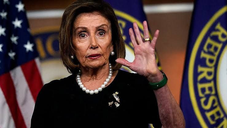 85 летняя Нэнси Пелоси объявила что уходит из Конгресса США Она не будет переизбираться в 2026 году Пелоси представляла демократов в палате представителей на протяжении 20 лет с 2002 по 2022 год Три года назад она ушла с поста лидера партии в конгрессе но продолжила там работать НАШИ РЕСУРСЫ Telegram Tik tok YouTube RUTUBE