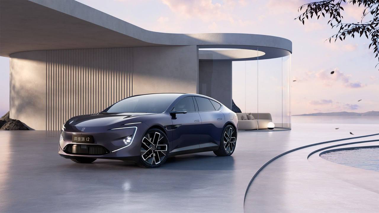 AVATR 12 официально вышел на российский рынок Один два адаптировали для РФ русский язык в мультимедиа отечественная eSIM приложение зимний пакет и разъём CCS Combo 2 Зарядку дают в подарок Итак есть 4 комплектации Advance один электромотор 313 л с на задней оси батарея на 94 53 кВт ч и запас хода до 610 км 6 7 сек до 100 км ч 6 50 млн руб Business полный привод 578 л с 94 53 кВт ч и запас хода до 565 км 3 9 сек до 100 км ч 7 00 млн руб Dynamic полный привод 578 л с 94 53 кВт ч и запас хода до 565 км 3 9 сек до 100 км ч пневматическая подвеска 7 50 млн руб Dynamic Pro полный привод 578 л с 94 53 кВт ч и запас хода до 565 км 3 9 сек до 100 км ч пневматическая подвеска электронные боковые зеркала 7 65 млн руб Первым покупателям положена пожизненная гарантия на тяговую батарею и электромоторы Большой чат форум посвященный Avatr AvatrClub Есть ли шансы у адаптированного AVATR 12 конечно Почему нет время покажет с такими ценами точно нет GreenAgenda Чат AVATR