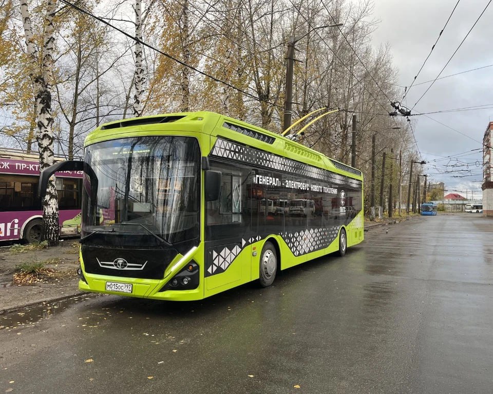 «Генерал» будет ездить по улицам Самары  Такое величавое название у нового инновационного автобуса. В течение двух месяцев новый транспорт будут тестировать в городских условиях. Водители общественного транспорта пройдут стажировку. Также создатели электробуса проверят городскую инфраструктуру и посмотрят, как он покажет себя на предполагаемых маршрутах.  Ранее подобный электробус уже ездил в Тольятти, Саратове, Череповце, Томске и других городах России. По каким маршрутам он будет ездить в Самаре, пока не известно.