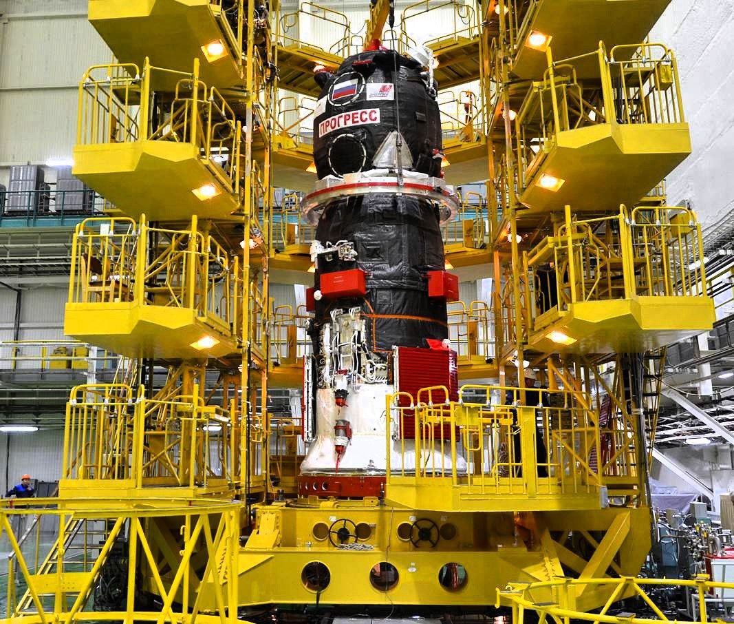 Тем временем «Прогресс МС-31» заправили топливом и сжатыми газами.  Ракета-носитель «Союз-2.1а» доставит этот грузовой корабль к МКС в июле, отмечают в Роскосмосе.  Фото: РКК «Энергия»