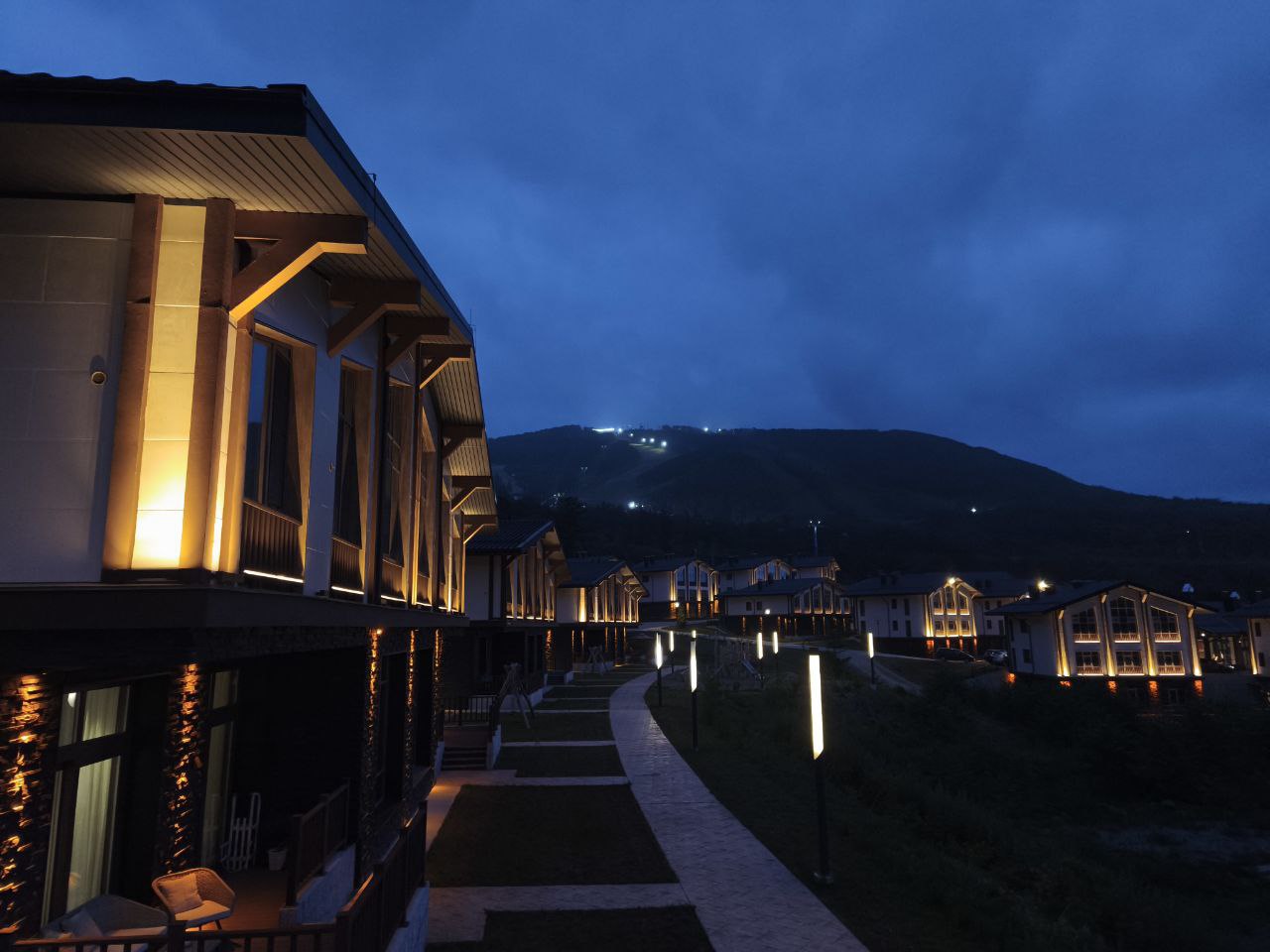 Апарт отель Surise Hill стал лауреатом премии Островок Guest s Choice Сервис онлайн бронирования отелей и апартаментов Островок представил итоги пятого ежегодного рейтинга Островок Guest s Choice за 2025 год Отмечено более 3 7 тысячи объектов размещения в России странах СНГ и Грузии Sunrise Hill победил в специальной номинации Лучшие из лучших В этой категории представлено 100 российских объектов размещения с максимальным рейтингом гостей 10 из 10 Апарт отель Sunrise Hill прекрасный образец современного средства размещения и качественного сервиса Это первый объект размещения соответствующий всем характеристикам горнолыжного отдыха Комплекс стал прекрасным продолжением Горного воздуха и его популярность среди посетителей агрегатора бронирования показатель востребованности нашего региона как места для активного зимнего отдыха Мы уделяем большое внимание сопутствующей инфраструктуре нашего горнолыжного курорта и открывшийся апарт отель один из действительно хороших примеров ее развития прокомментировал министр туризма Сахалинской области Артем Лазарев  Все лауреаты премии отмечены специальным значком на странице объекта и в разделе Награды на платформах группы компаний Островок Также победители получат фирменные сертификаты и наклейки для размещения в своих объектах sunrise hill sakh gorny vozdukh   Присоединяйтесь к нам в МАХ