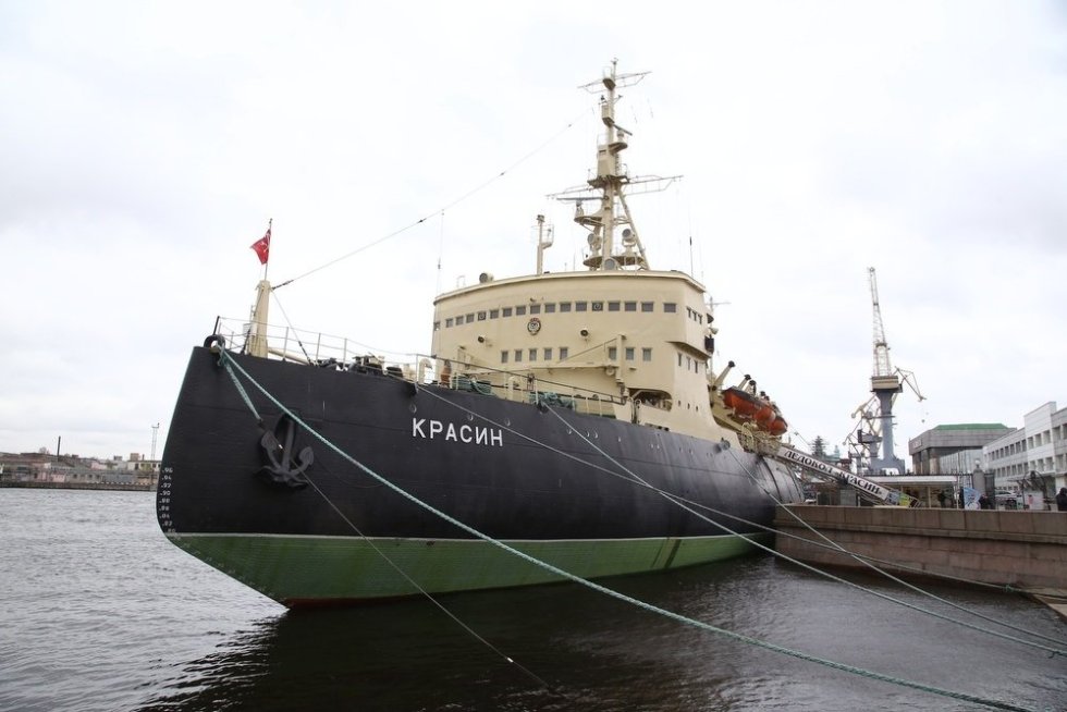 В Петербурге отремонтируют исторический ледокол "Красин" В Петербурге ищут подрядчика для ремонта исторического ледокола "Красин". Информация об этом появилась на сайте Госзакупок. За работы планируется заплатить более 325 миллионов рублей. Победитель тендера проведет доковый ремонт, обновит палубу и очистит топливные и масляные резервуары судна. Сегодня внутри "Красина" филиал Музея Мирового океана в Петербурге. Ледокол находится на набережной Лейтенанта Шмидта. Арктическое судно построили в 1917 году. Тогда оно носило название "Святогор". В течение многих лет он входил в состав Северного Ледовитого океанского флота и участвовал в обороне Архангельска от англичан. После этого он стал трофеем Великобритании. В 1927 году ледокол вернулся в СССР и получил новое имя в честь дипломата Леонида Красина. Ледокол участвовал в спасательных операциях, принимал участие в Великой Отечественной войне и работал до 1972 года.